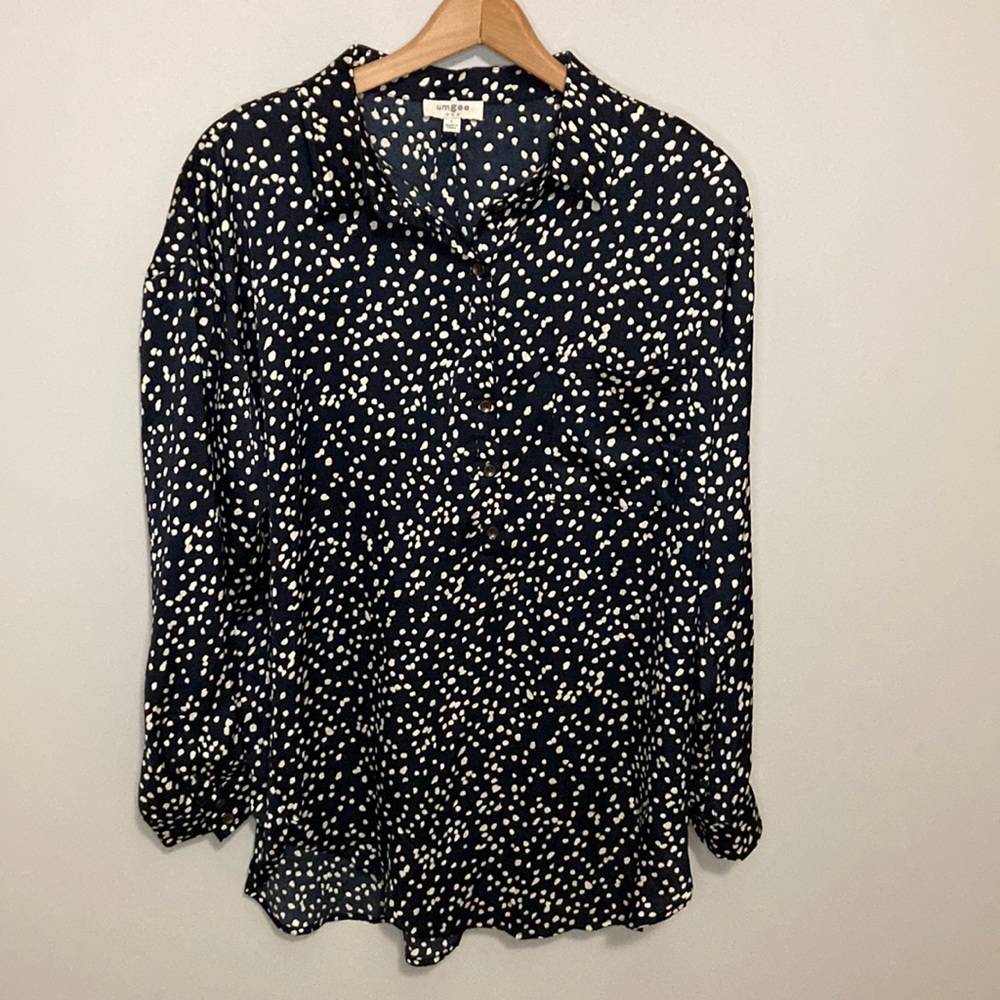 Women’s Umgee button down shirt, navy blue and cream spots, size large